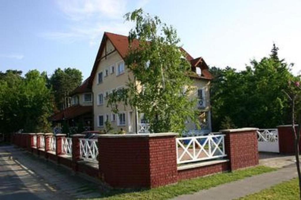Hotel Francoise Balatonlelle Dış mekan fotoğraf