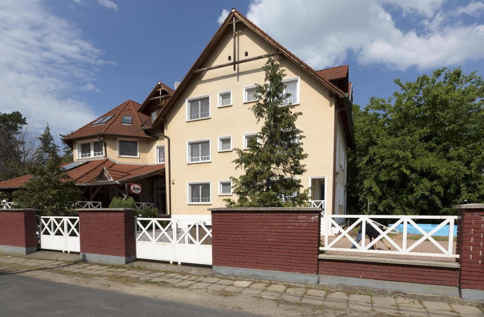 Hotel Francoise Balatonlelle Dış mekan fotoğraf