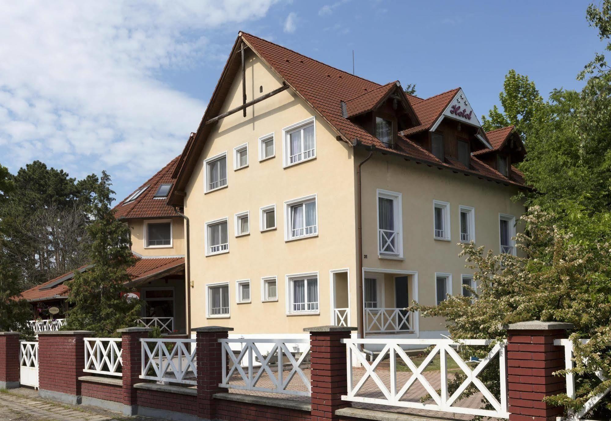 Hotel Francoise Balatonlelle Dış mekan fotoğraf